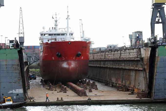 Containerschiff im Trockendock Containerschiff im Trockendock