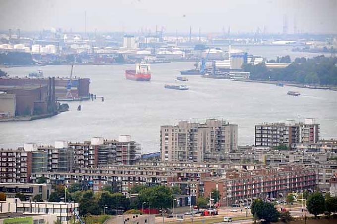 Überblick über das Hafengelände Containerschiff im Trockendock