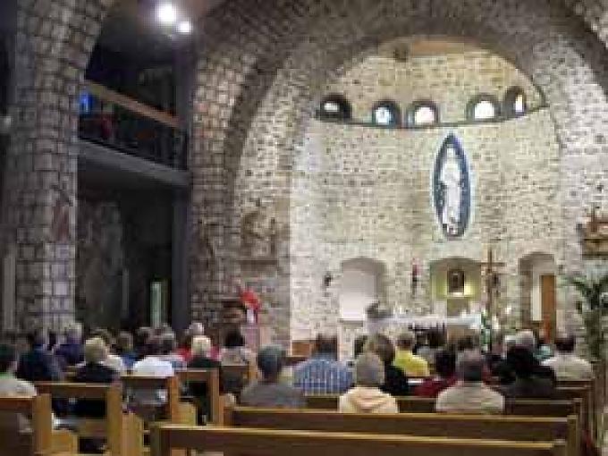 In der felsigen Krippenkapelle von Greccio: Hier liegt das Jesuskind auf Steinen gebettet