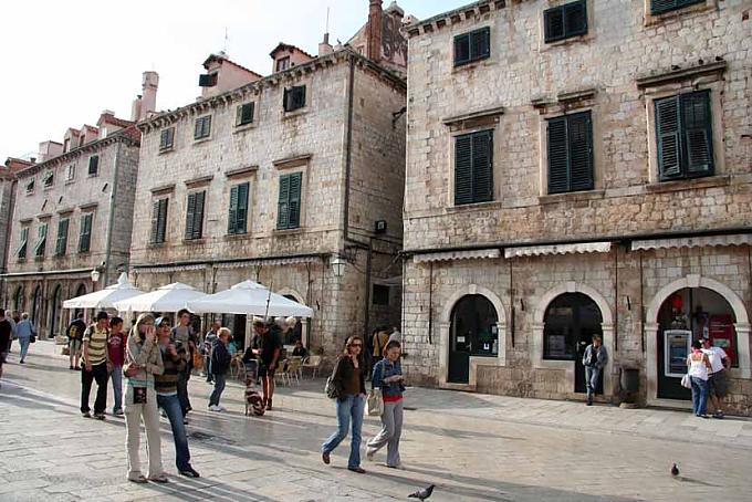 Der Stradun (übersetzt „Große Straße“), die größte Hauptstraße in der Altstadt von Dubrovnik, ist eine beliebte Flaniermeile.