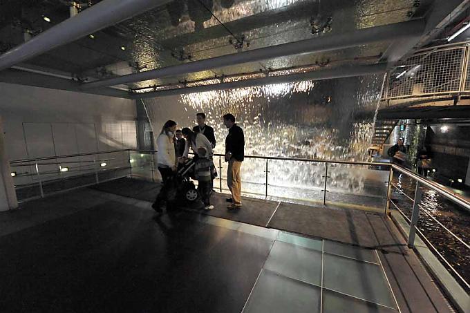 Besucher im Brauereimuseum. Sauberes Wasser, ein wichtiger Bestandteil des Guinness Besucher im Brauereimuseum. Sauberes Wasser, ein wichtiger Bestandteil des Guinness