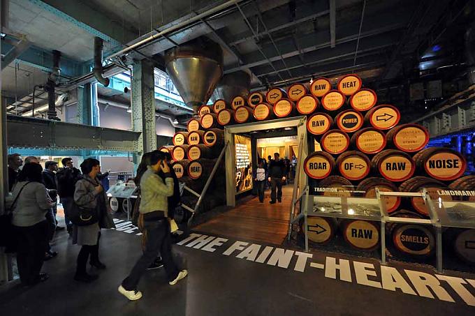 Besucher im Brauereimuseum. Sauberes Wasser, ein wichtiger Bestandteil des Guinness