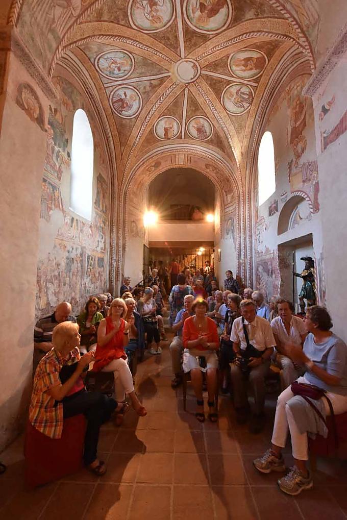 Besucher betrachten die Fresken in der St. Jakobus Kirche in Urschalling. 