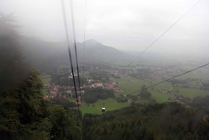 Dichter Nebel liegt über den Bergwiesen der Kampenwand bei Aschau