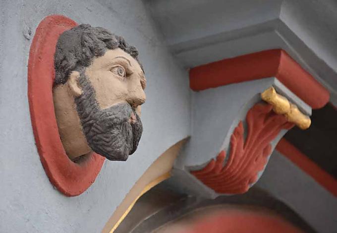 Figurenschmuck an dem Renaissancegebäude „Alte Post“ in Naumburg
