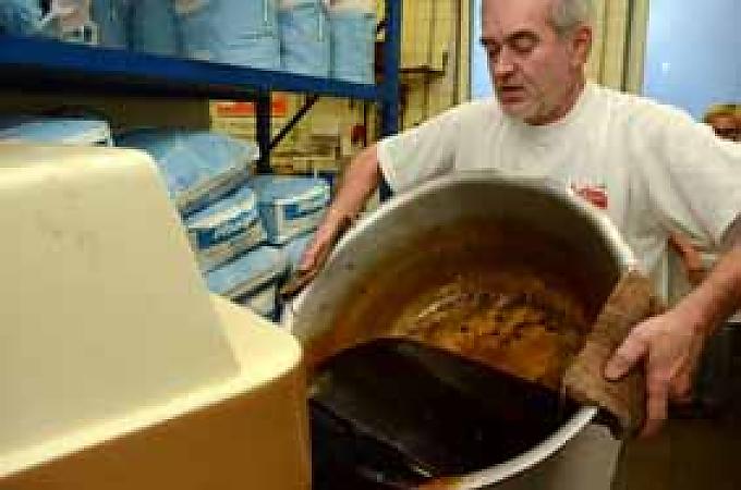 Bäcker Walter Masur gießt heißen Sirup in den Teigmischer