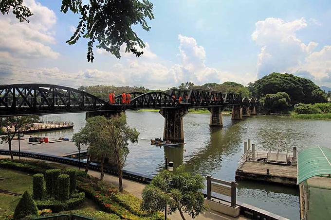 Die legendäre Brücke am Kwai ist eine der Top-Attraktionen Thailands. Hochverehrt wird dieser gewaltige sitzende Buddha, dessen Hand so groß wie ein Mann