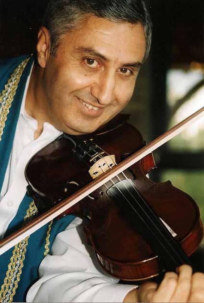 Zigeuner-Geiger auf dem Visegrad zeigen gern ihre Virtuosität Zigeuner-Geiger auf dem Visegrad zeigen gern ihre Virtuosität