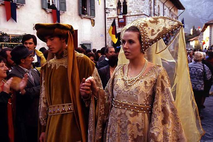 Der große Umzug in mittelalterlichen Trachten mit historischen Gestalten Der Höhepunkt des Festes besteht in der Wahl des neuen „KÜRBIS-KÖNIGS“.