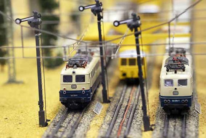 Züge fahren auf der Eisenbahntechnischen Lehr- und Versuchsanlage (ELVA). Modelleisenbahn-Versuchsanlage in Aachen