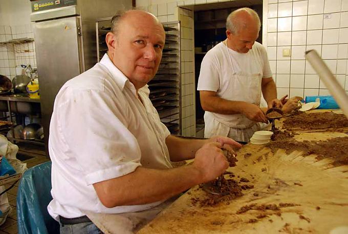 Holger Düll ist einer der wenigen Nürnberger Bäcker, die Lebkuchen noch in Handarbeit herstellen. Lebkuchen