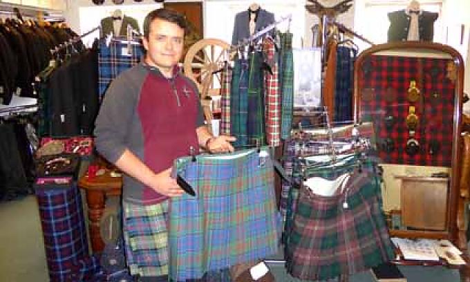 Hamish MacLennan trägt selbst täglich Kilt Auf der Wiese vor Urquhart Castle wird das traditionelle Anziehen von Kilts demonstriert