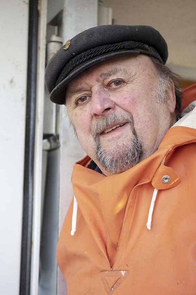 Küstenfischer Jan Meyer Fische werden ausgenommen.