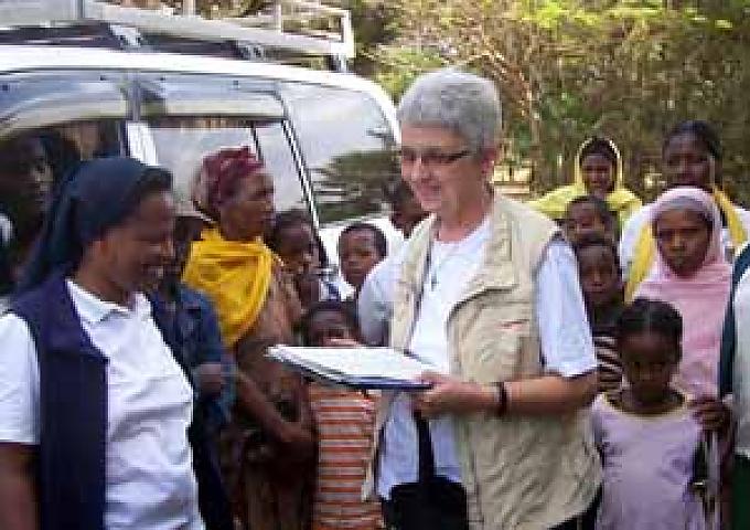 Eine Ordensschwester begleitet die Krekelers als Dolmetscherin Eine Ordensschwester begleitet die Krekelers als Dolmetscherin