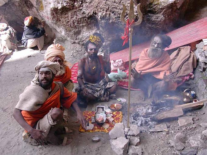 Sadhus vor der heiligen Höhle. Pilger unterwegs.
