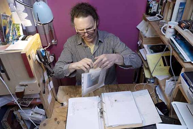 Wolfgang Stöcker in seinem Staubarchiv Wolfgang Stöcker in seinem Staubarchiv