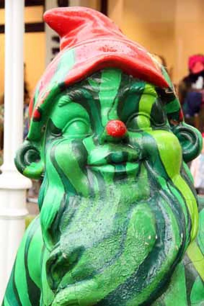 Manche – recht groß geratene - Rotmütze trifft man sogar in der Fußgängerzone. Manche – recht groß geratene - Rotmütze trifft man sogar in der Fußgängerzone.