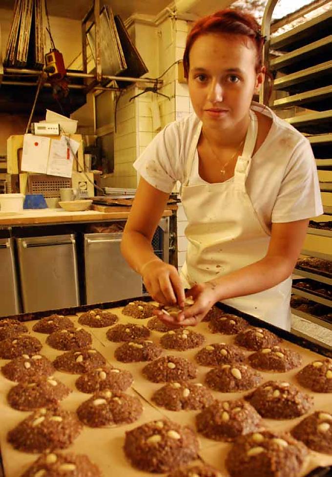 Azubi Thomas Cikarski ist zuständig für die Glasur mit Zuckerguss. Azubi Thomas Cikarski ist zuständig für die Glasur mit Zuckerguss.