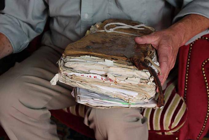 Schon Willie Dalys Großvater hat mit dem 160 Jahre alten Buch gearbeitet In einem Separee in der Matchmaker Bar führt Willie Daly einsame Herzen zusammen