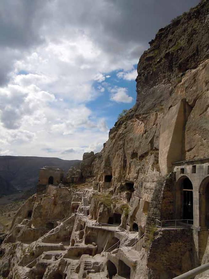 Ho?hlenkloster Vardzia_12. - 16. Jh. Kaukasus. Kazbegi. Dreifaltigkeitskirche (14.Jh.) auf 2200m, dahinter Mount Kazbegh, 5047m.