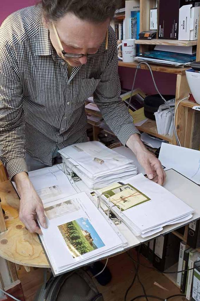 Klaus Stöcker in seinem Staubarchiv Staub aus dem Petersdom während einer Papstmesse am 1.1.2012