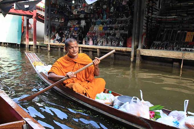 Auch Mönche müssen essen. Und auf schwimmenden Märkten dafür auch paddeln gehen Auch Mönche müssen essen. Und auf schwimmenden Märkten dafür auch paddeln gehen