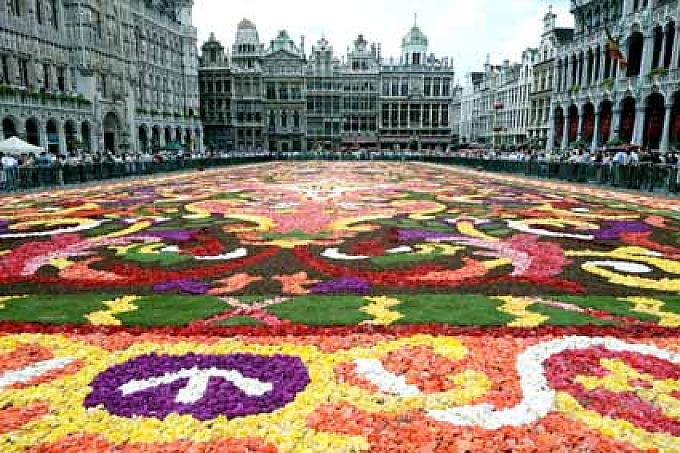 Blick auf den Teppich Blumen wurden als Motiv des Drachentöters St. Georg gelegt