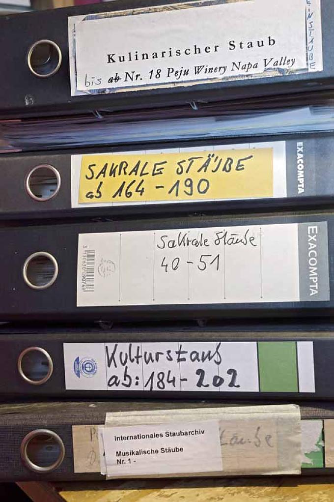 Aktenordner voller Staubproben Staub aus dem Petersdom während einer Papstmesse am 1.1.2012