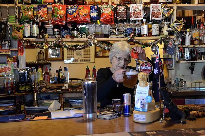 Margret Pusey in der Bar des Grand Hotel In Kalgoorlie