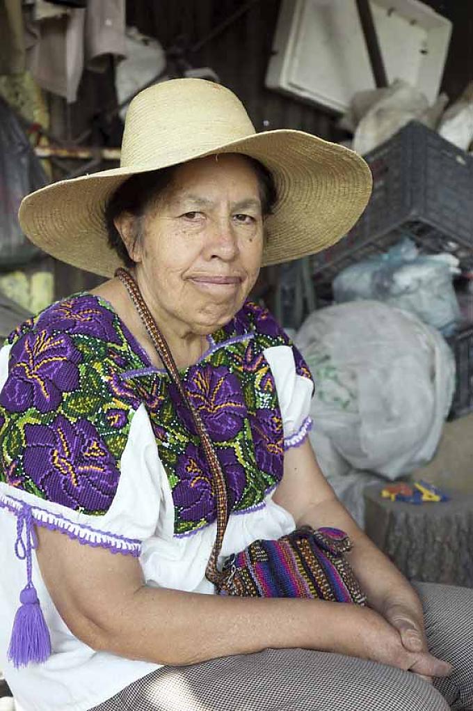Flora Garcia Galicia, Die direkten Vorfahren der Farmerin betreiben seit fünf Generationen Landwirtschaft in den Chinampas. Flora Garcia Galicia, Die direkten Vorfahren der Farmerin betreiben seit fünf Generationen Landwirtschaft in den Chinampas.