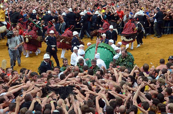 Erst Prozession, dann Prügelei Erst Prozession, dann Prügelei