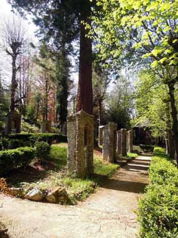 Pfarrer Kraus Anlage. Christusfigur.