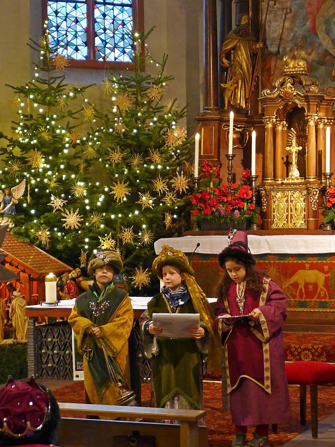 Aussendungsgottesdienst der Sternsinger in Rauenthal. Perchten in den Alpen.