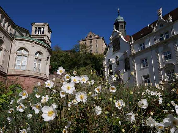 Römerplatz mit Kloster und neuem Schloss. Kloster Lichtental.