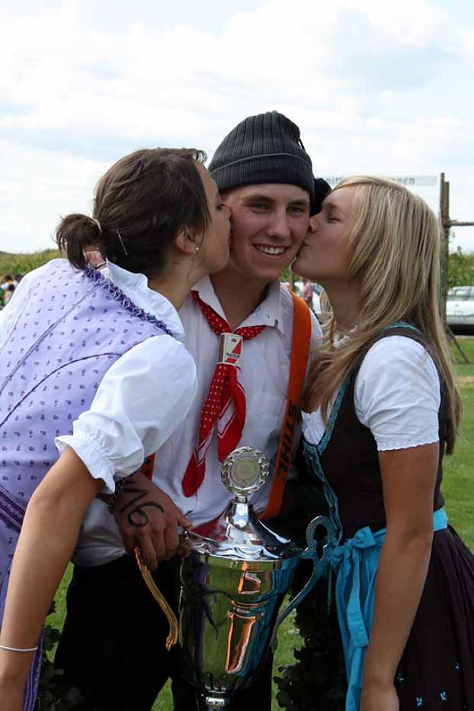 Der Sieger bekommt ein Küsschen von den Kranzjungfrauen Der Sieger bekommt ein Küsschen von den Kranzjungfrauen