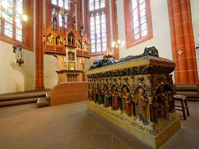 Hochaltar in der Basilika in St. Wendel. Bostalsee