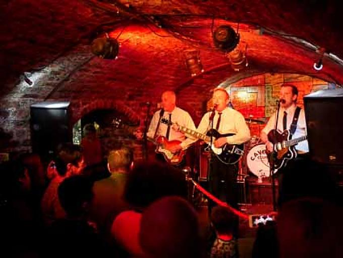 The Shakers im Cavern Club in Liverpool Skifflevitrine im British Music Experience in Liverpool