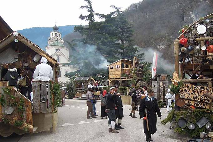 Zugaufstellung in Salurn Stempeln mit roter Farbe