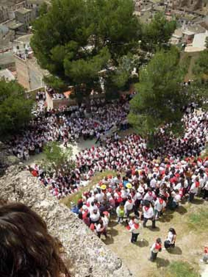 Das Rennen Christliche Ritter erstürmen die Burg