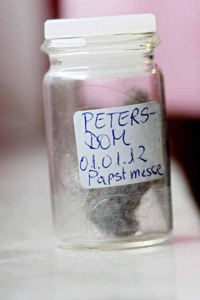 Staub aus dem Petersdom während einer Papstmesse am 1.1.2012 Staub aus dem Petersdom während einer Papstmesse am 1.1.2012