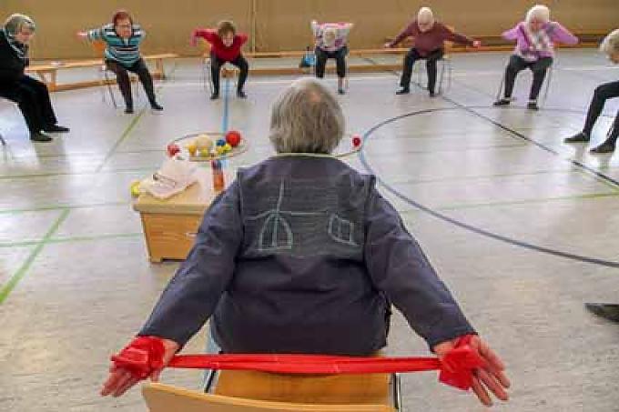 Seniorengymnastik in Diekholzen mit Vera Franz. Seniorengymnastik in Diekholzen mit Vera Franz.