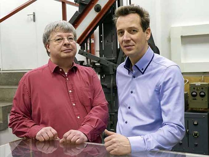 Jürgen Jacobs (l.), Laborchef der Eisenbahntechnischen Lehr- und Versuchsanlage (ELVA, und Institutsleiter Nils Nießen. Jürgen Jacobs (l.), Laborchef der Eisenbahntechnischen Lehr- und Versuchsanlage (ELVA, und Institutsleiter Nils Nießen.