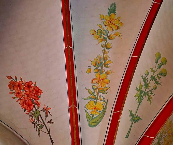 Fresko in der Kirche in Bingen-Gaulsheim. Kräuterkirche in Kirche in Bingen-Gaulsheim.