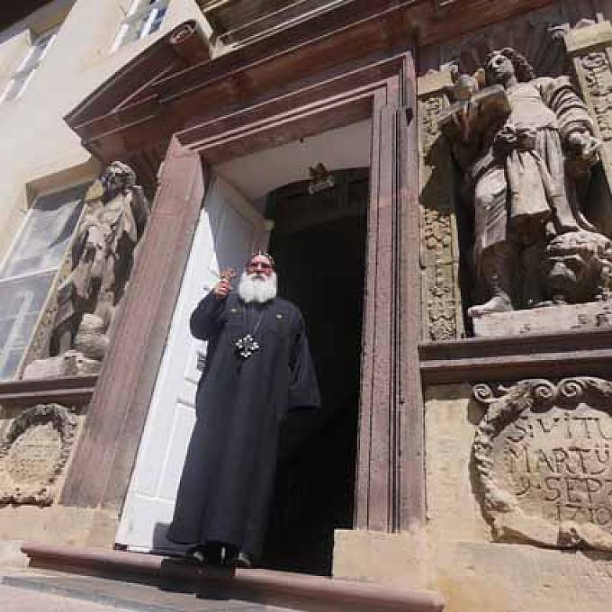 Bischof Damian am Haupteingang Bischof Damian am Haupteingang