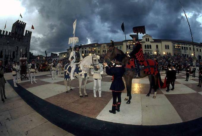 Schach auf der Piazza Schach auf der Piazza