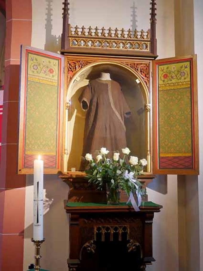 Elisabethreliquie in der Martinskirche in Oberwalluf. Elisabethreliquie in der Martinskirche in Oberwalluf.