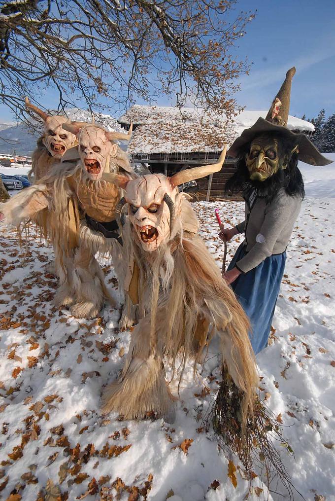 Perchten in den Alpen. Perchten in den Alpen.