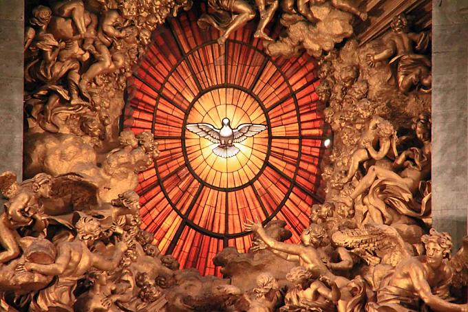 Der Kathedra-Altar in der Apsis wird gekrönt vom Heiligen Geist Einer der Engel auf der Engelsbrücke stammt von Bernini