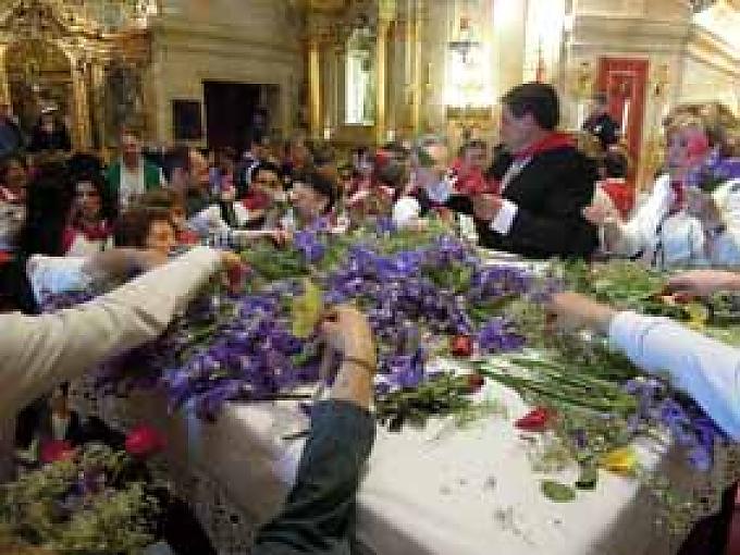 Verteilung der geweihten Blumen Verteilung der geweihten Blumen