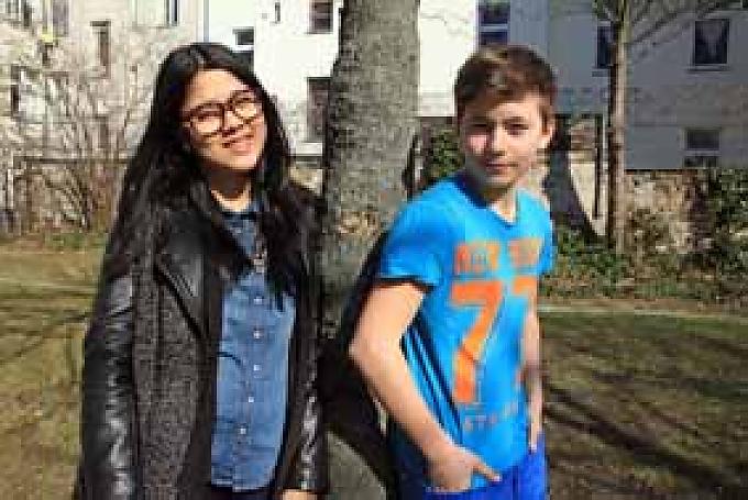 Milena muss sich nicht verstecken – sie hat klare Ziele im Blick Rührende Szene: Während eine noch ackert, macht ihr die andere die Haare schön